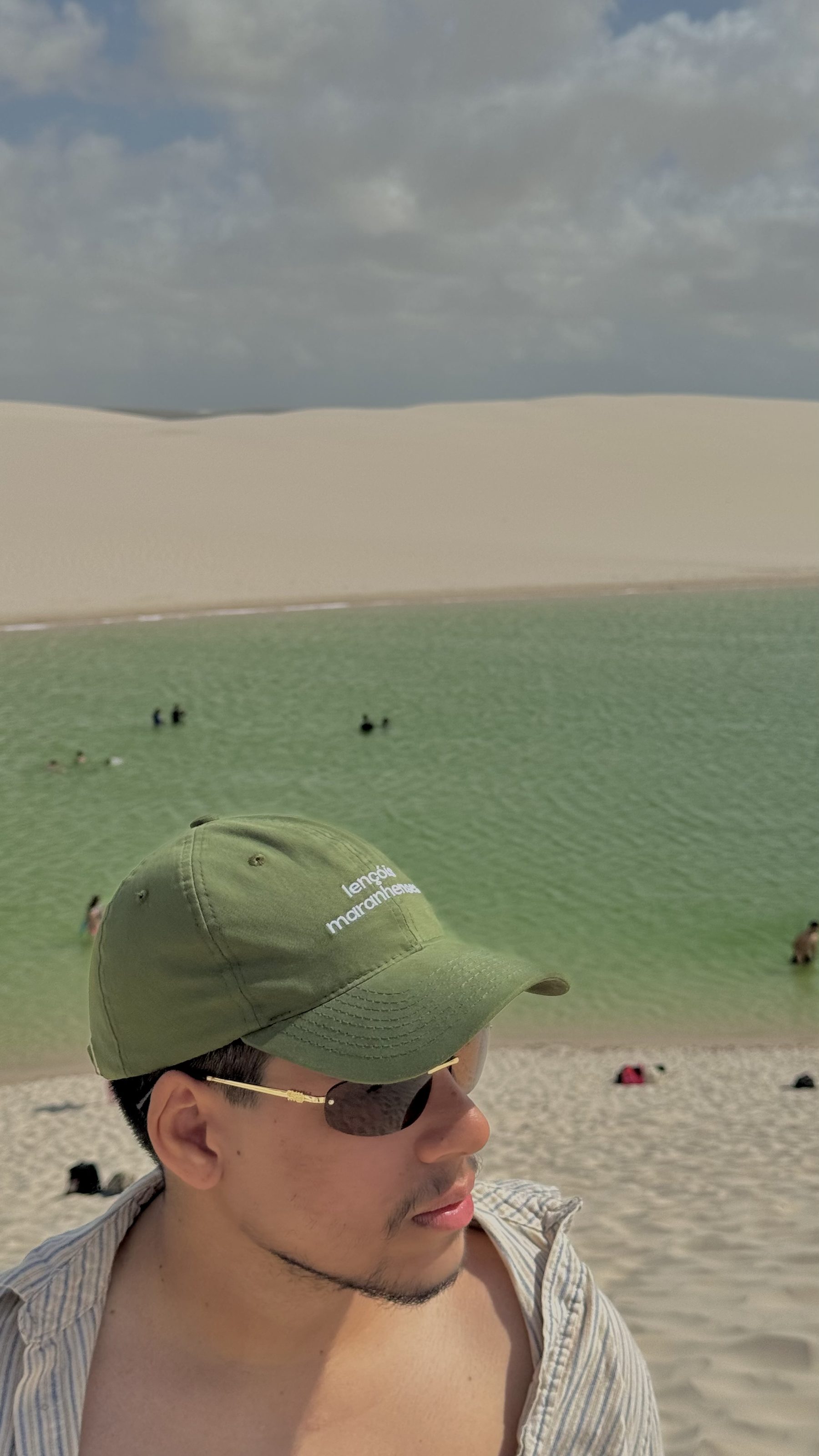 Selfie nos Lençóis Maranhenses, com lagoa e dunas ao fundo