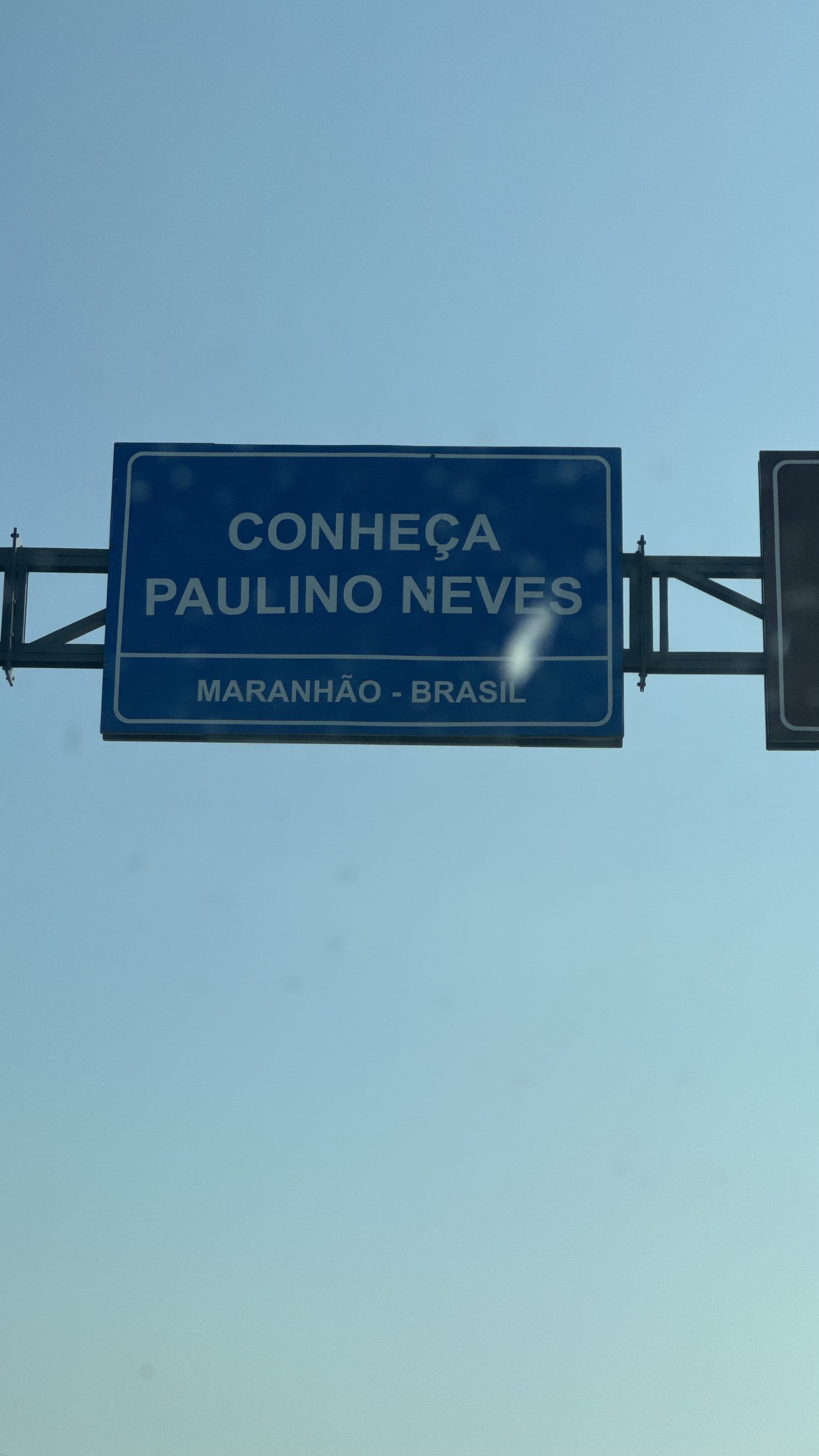 Placa de estrada indicando Paulino Neves, Maranhão