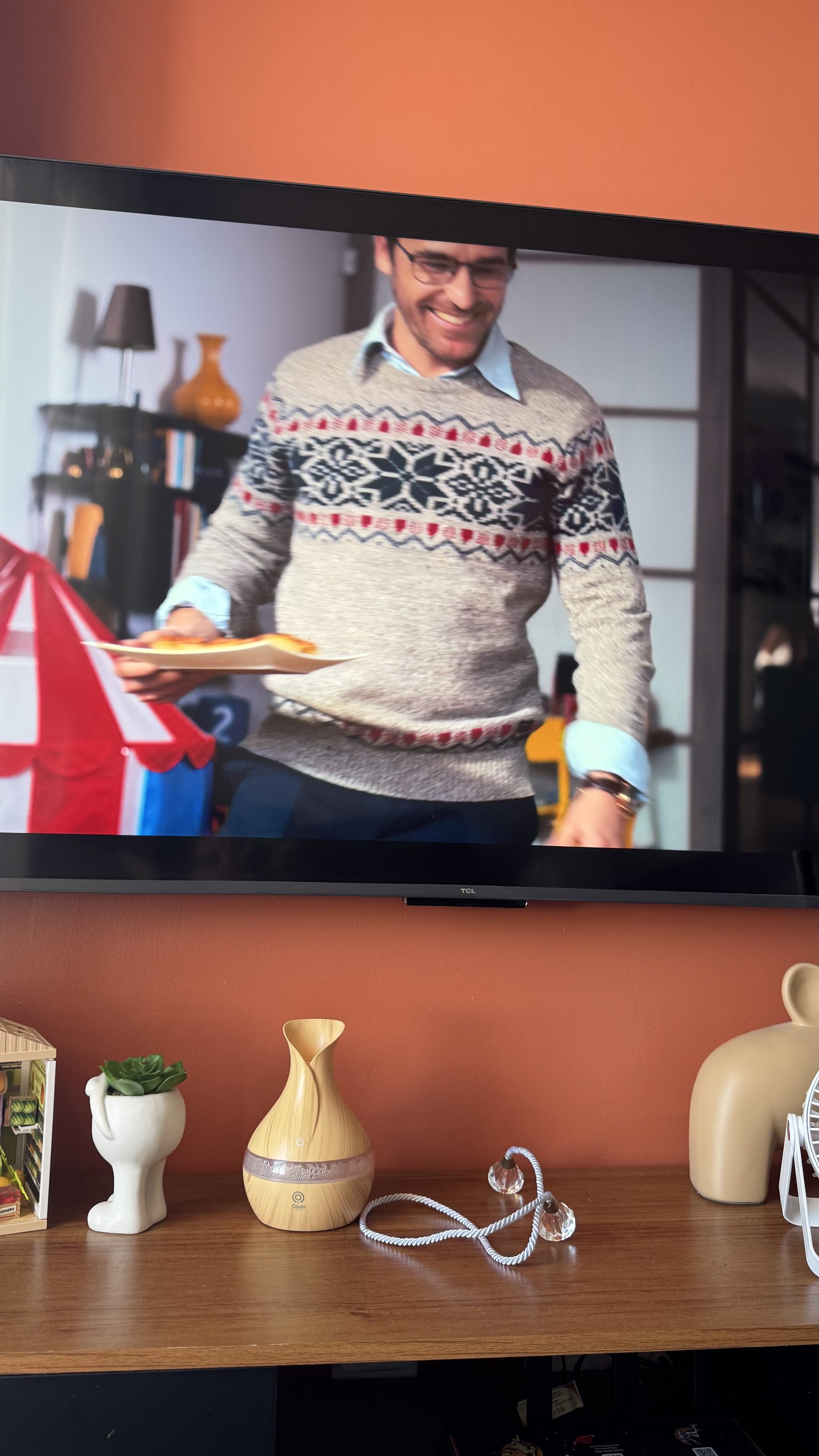 TV exibindo uma cena de série ou filme